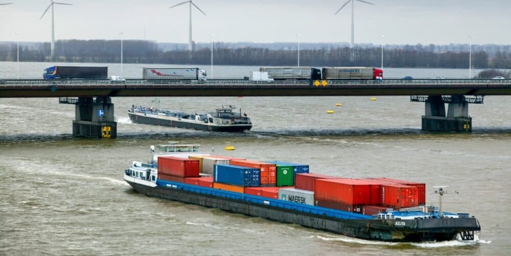 binnenvaartschepen bij een brug