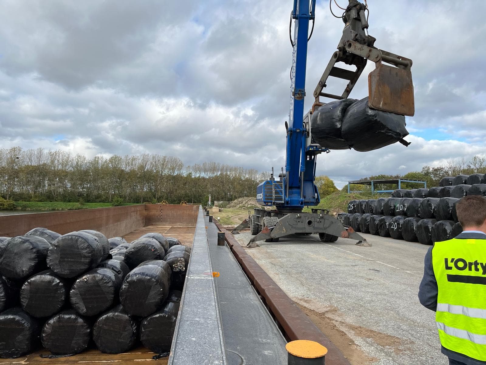 a817f4ae-6948-4eb1-b4a2-3913eb80619e