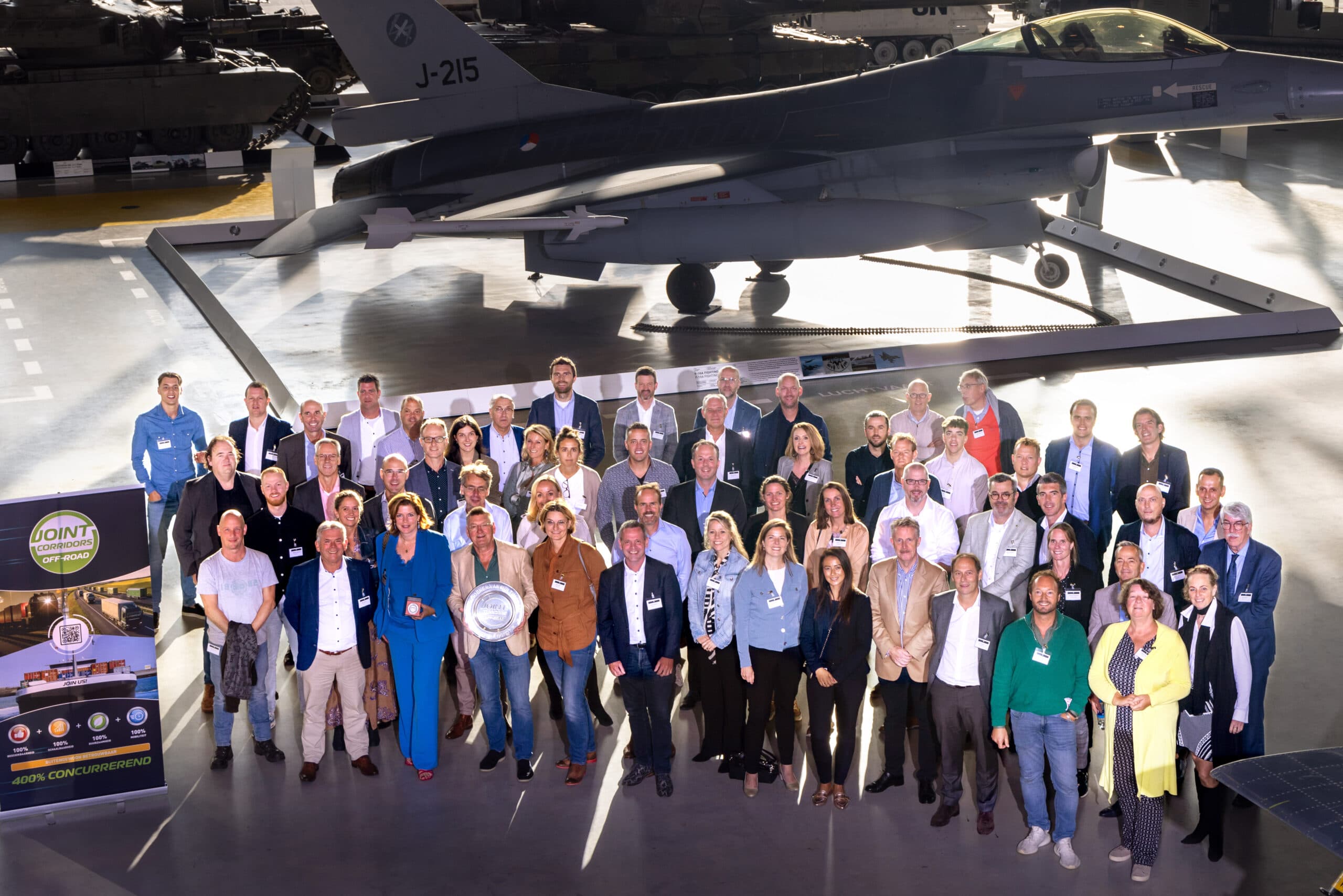 3. Joint Corridors_groepsfoto met kampioensschaal