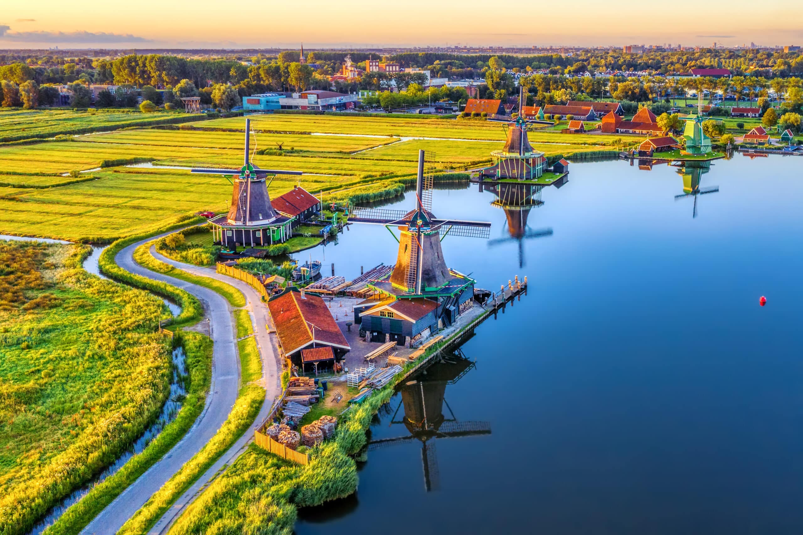 Zaanse,Schans,Windmills,Park,And,Fields,Landscape,In,Zaandam,Near