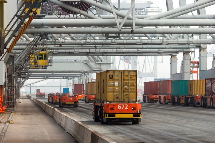 Automated,Vehicles,Moving,Shipping,Containers,To,And,From,Gantry,Cranes